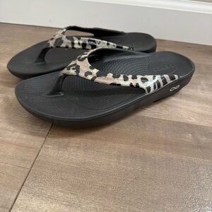 Oofos Sandal Flip Flop Women 6 Recovery Comfort Black Animal Print Lightweight